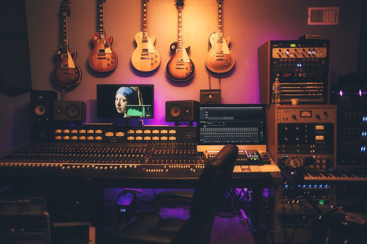 Equipos de audio profesional y amplificación para eventos en vivo: Consolas digitales, microfonía inalámbrica UHF y sistemas line array