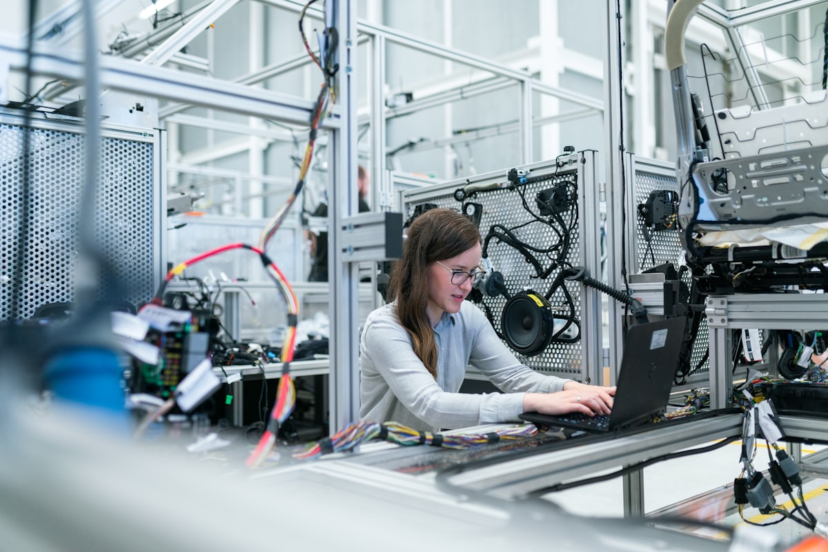 Equipos de automatización industrial y robótica: Controladores PLC Siemens, pantallas HMI y variadores de frecuencia