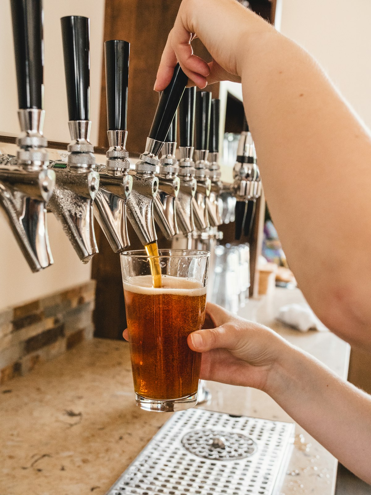 Equipos para cervecería artesanal y microcervecerías: Sistemas todo-en-uno, fermentadores cónicos y llenadoras