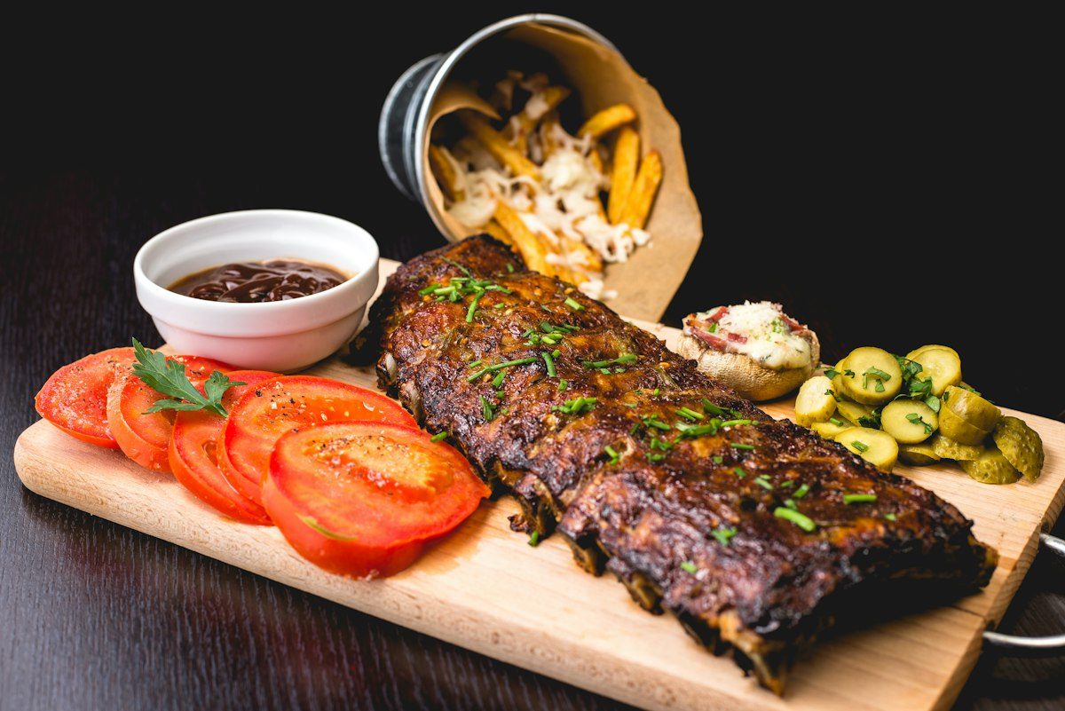 Maquinaria para charcutería artesanal y fabricación de embutidos: Embutidoras hidráulicas, picadoras industriales y mezcladoras de carne