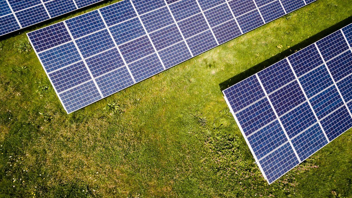 Sistemas de energía solar residencial e industrial: Paneles solares, inversores híbridos y baterías LiFePO4