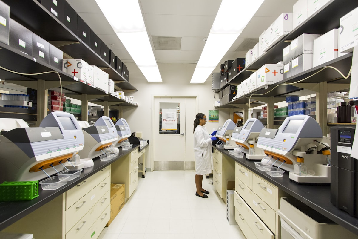 Equipos para laboratorios de bioanálisis y análisis clínico: Centrífugas de mesa, espectrofotómetros y micropipetas
