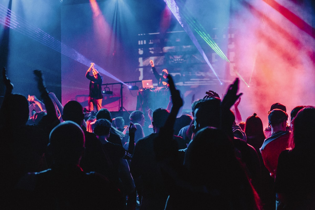 Luces profesionales y efectos para eventos: Cabezas móviles beam, consolas DMX y máquinas de chispas