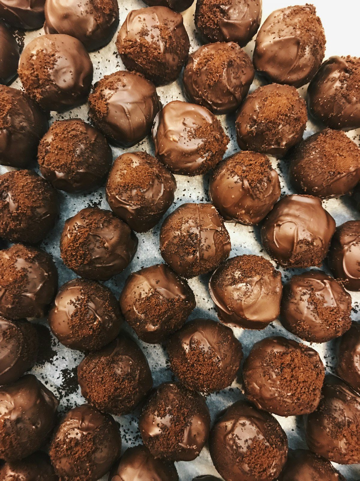 Maquinaria para chocolatería y bombonería fina: Temperadoras continuas de chocolate, melangers y moldes de policarbonato