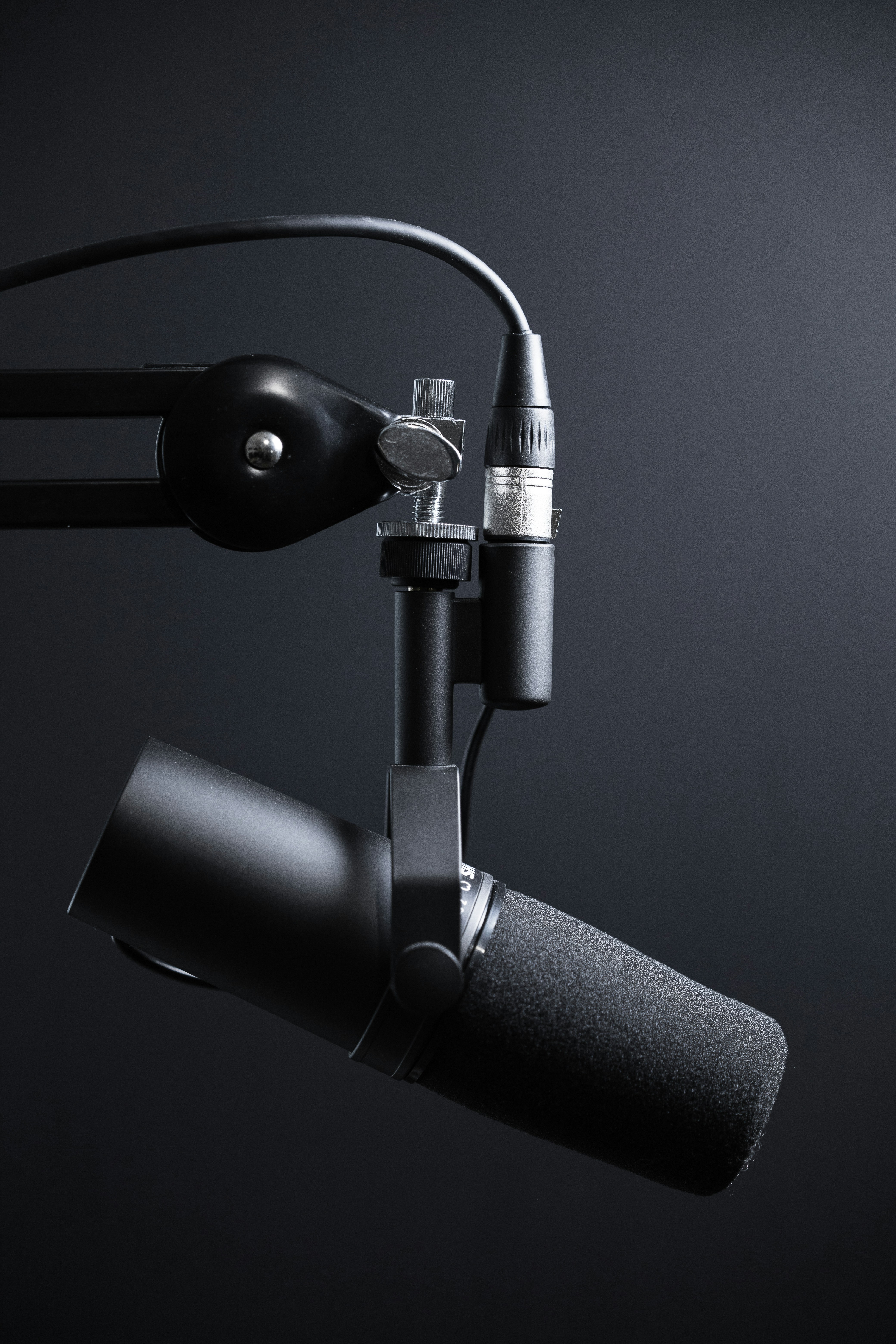 Producción de podcasts y audio profesional: Shure SM7dB, consolas Rodecaster Pro II y brazos Elgato