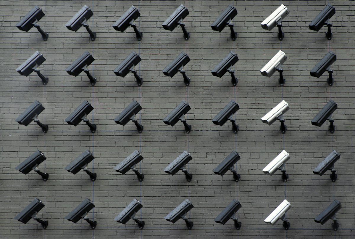 Equipos de seguridad electrónica y CCTV: Cámaras IP Hikvision 4K, switches PoE y sistemas de alarma